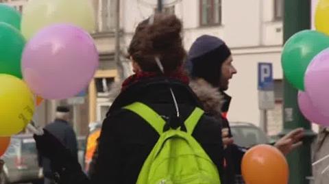 Podczas happeningu w Krakowie ksiądz rozdawał dzieciom chleb z popiołem i balony