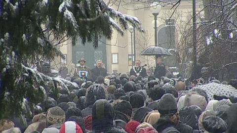 Podczas pogrzebu pzremawiał m.in. prezydent Krakowa Jacek Majchrowski (TVN24)