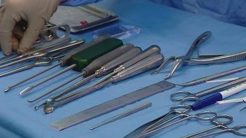 Polacy dokonali przeszczepu implantu chrząstki stawu kolanowego (Fakty TVN)