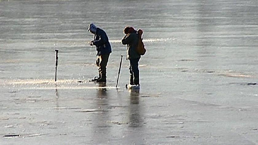 Policja i WOPR ostrzegają przed wędkowaniem na kruchym lodzie