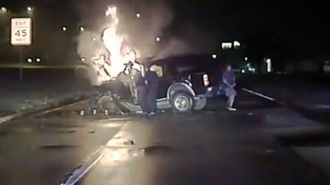 Policjanci w ostatniej chwili uratowali kierowcę z płonącego samochodu