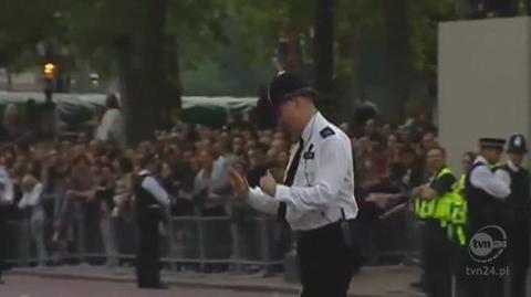 Policjant zabawia tłum (YouTube)