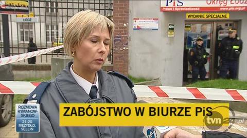 Policjantka relacjonuje przebieg zdarzenia