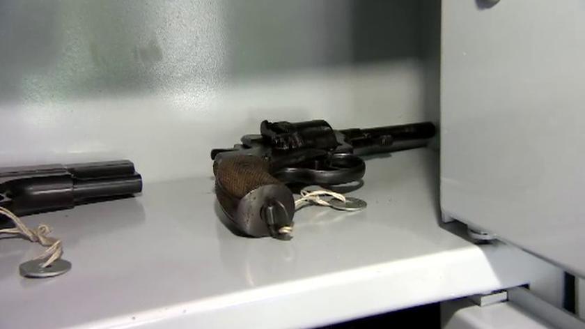 Policyjni eksperci badają broń z miejsc zbrodni