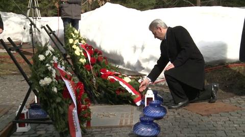 Polskie władze i krewni ofiar pod pomnikiem w Lesie Katyńskim
