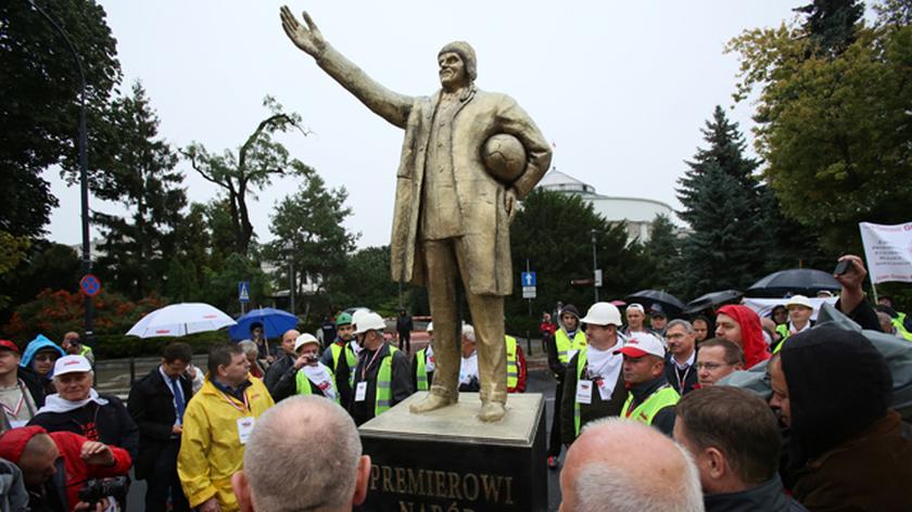 Pomnik premiera w peruwiańskiej czapce