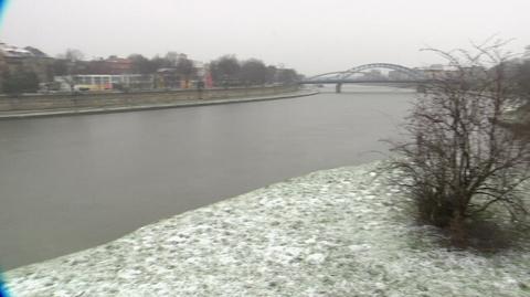 Poranne opady śniegu z deszczem zadziwiły we wtorek mieszkańców Krakowa