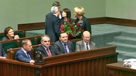 Posłanka Gąsior-Marek wręcza kwiaty ministrowi Grabarczykowi