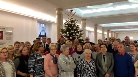 Posłowie PSL śpiewają kolędę z okazji Bożego Narodzenia