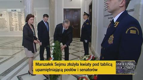 Posłowie składają kwiaty w Sejmie (TVN24)