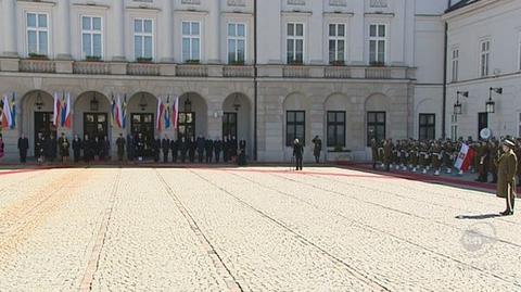 Powitanie na dziedzińcu Pałacu Prezydenckiego (TVN24)