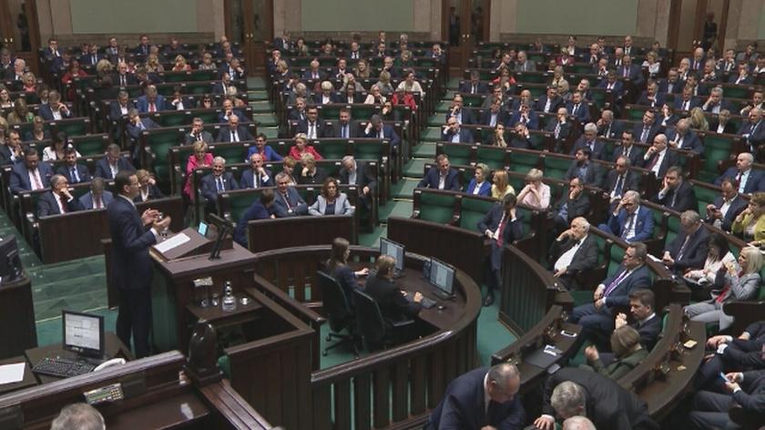Premier Morawiecki odpowiada na pytania o oświacie