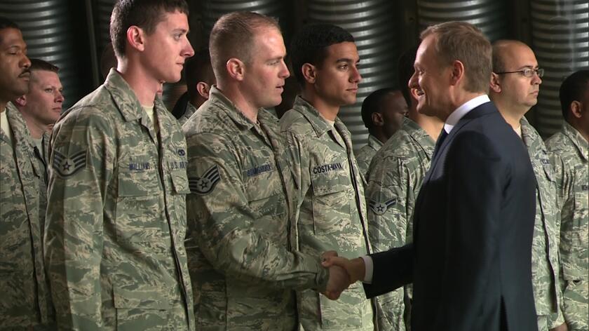 Premier Tusk przywitał amerykańskich żołnierzy. Po angielsku