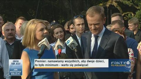 Premier wraz z żoną odwiedzili miejsce, w którym stoi Dąb Bartek (TVN24)