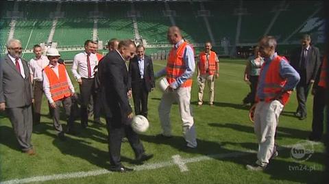 Premier zagrał w piłkę na nowym stadionie (TVN24)