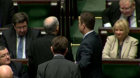 Prezes Kaczyński opuszcza salę plenarną