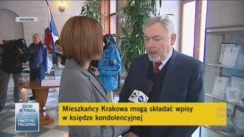 Prezydent Krakowa Jacek Majchrowski jako pierwszy wpisał się do księgi kondolencyjnej