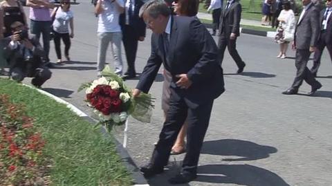Prezydent z żoną składają kwiaty na bulwarze (TVN24)