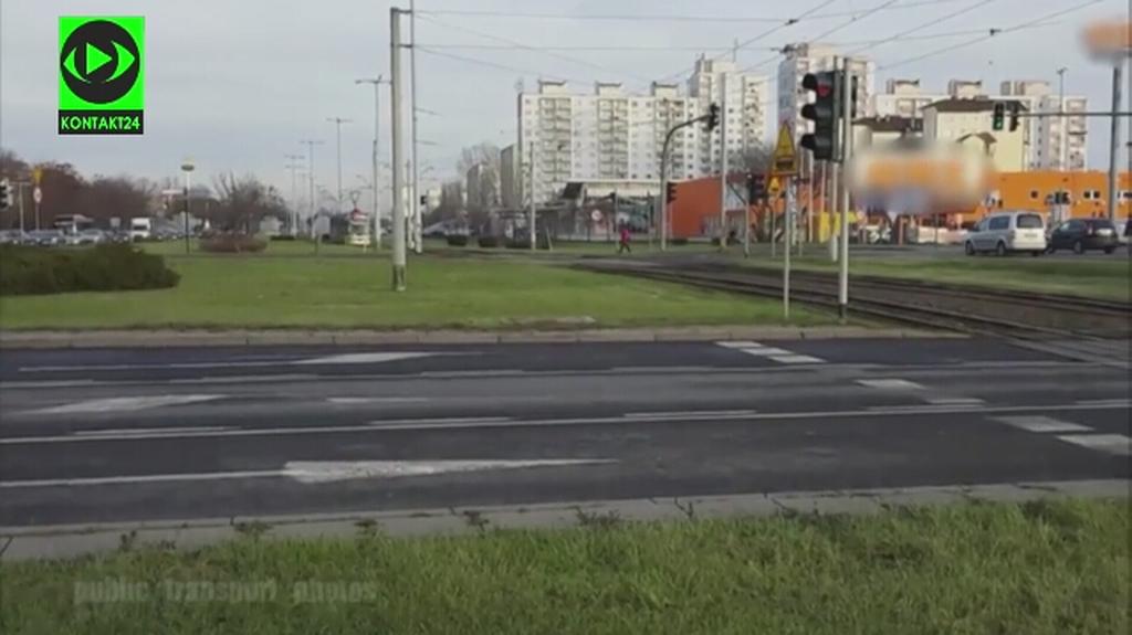 Przebiegła tuż przed tramwajem