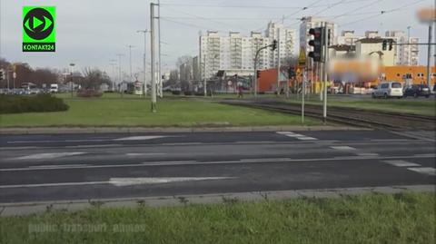 Przebiegła tuż przed tramwajem