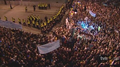 Przeciwnicy i zwolennicy krzyża pod pałacem (TVN24)