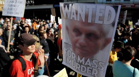 Przeciwnicy papieża także pojawili się na uroczystości (Reuters, fot. PAP/EPA)
