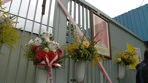 Przedstawiciele "Solidarności" złożyli kwiaty pod bramą stoczni
