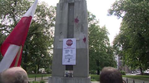 Przepychanki pod pomnikiem czerwonoarmistów w Katowicach 