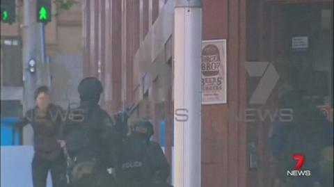 Przerażeni zakładnicy uciekają z kawiarni w Sydney