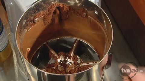 Przygotowanie "prawdziwej" kawy wymaga wiedzy i umiejętności (fot. TVN24)