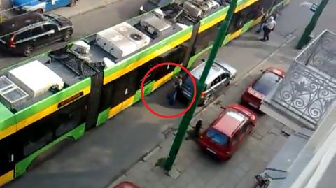 Przystanek "Traugutta": samochód między drzwiami tramwaju
