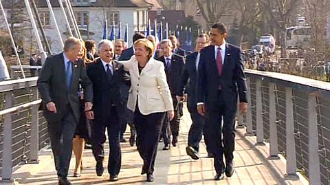 Przywódcy państw członkowskich NATO w Strasburgu (TVN24)