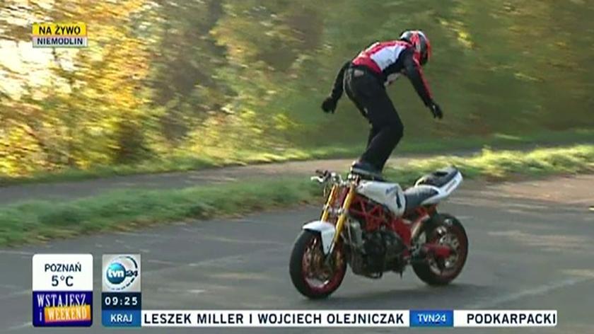 Rafał Pasierbek z Niemodlina pokazuje akrobacje na motorze