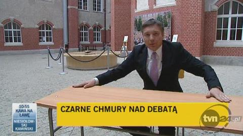 Reporter TVN24 Adam Kasprzyk oprowadza po miejscu, w którym ma odbyć się debata