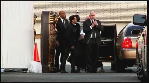 Rodzina gwiazdy przybyła do domu pogrzebowego/Reuters