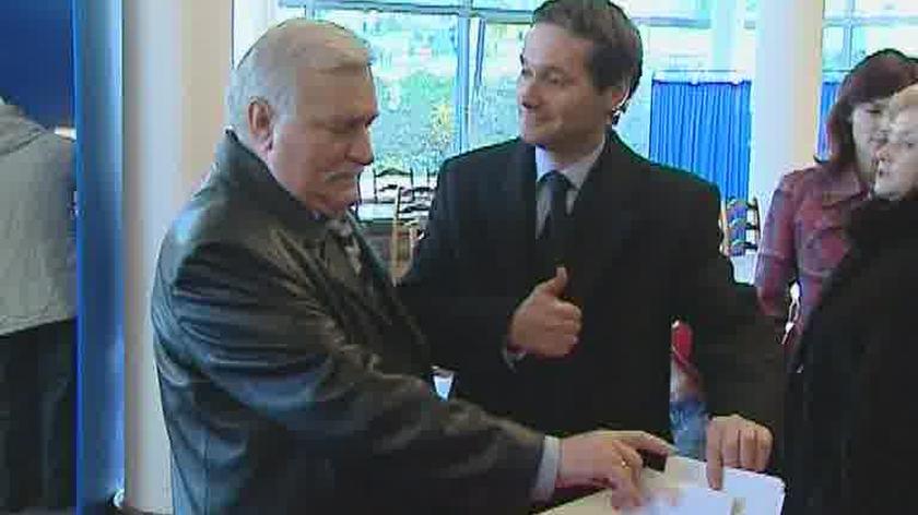 Rodzina Wałęsów przy urnie wyborczej