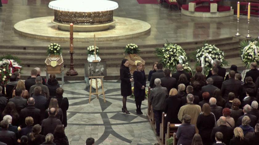 Rodziny dziennikarzy odebrały Złote Krzyże Zasługi, przyznane małżeństwu pośmiertnie przez prezydenta Bronisława Komorowskiego