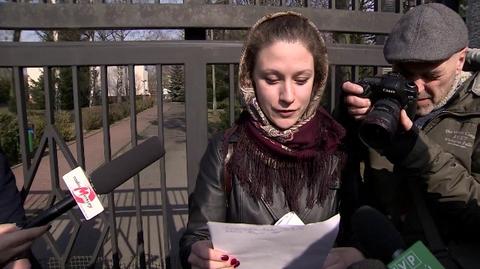 Rosjanka mieszkająca w Poznaniu czyta treść petycji do rosyjskiego konsula
