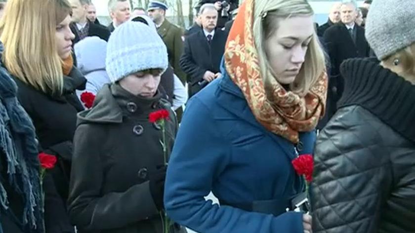 Rosyjska młodzież z kwiatami w miejscu katastrofy