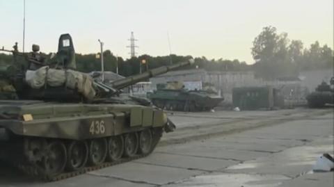 Rosyjskie czołgi T-72 wyruszają na ćwiczenia