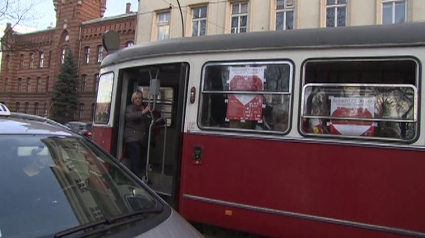 Rozśpiewany "Tramwaj Patriotyczny" na ulicach Krakowa