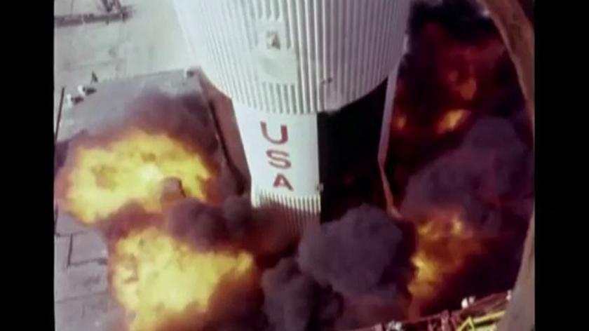 Saturn V odrywa się od stanowiska startowego