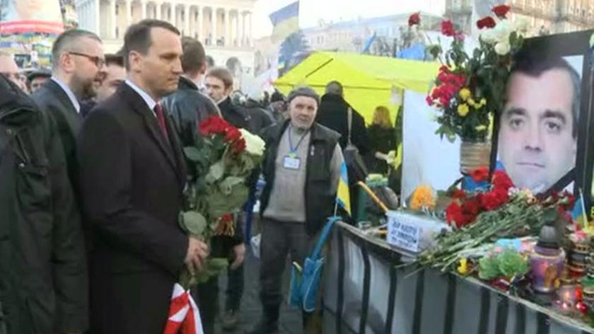 Sikorski złożył kwiaty pod zdjęciami ofiar starć