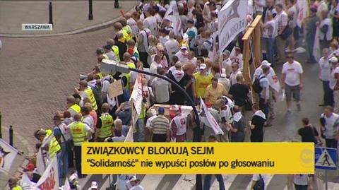 "Solidarność" blokuje wyjście z Sejmu. (TVN24)