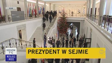 Spóźniony prezydent wchodzi do Sejmu (TVN24)