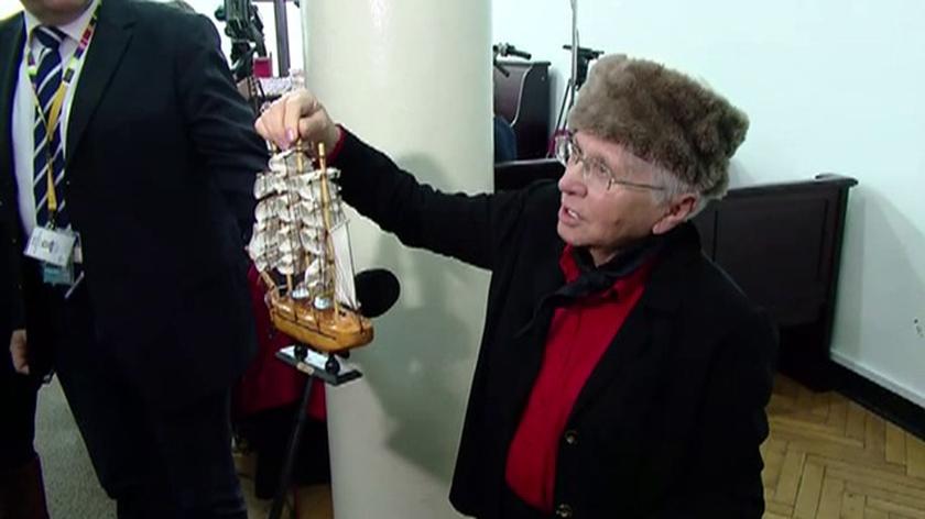 Starsza kobieta przyniosła Mirosławowi G. do sądu prezent
