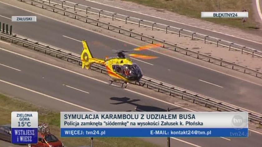 Symulacja karambolu. Policja zamknęła drogę nr. 7 na wysokości Załusek. k. Płońska (TVN24)