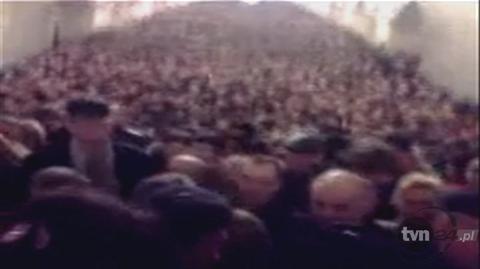 Tłum ludzi na stacji Komsomolskaja po tym jak doszło do wybuchów (youtube.com)