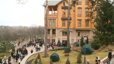 Tłumy zwiedzają posiadłość Janukowycza. "Pieniędzy nie ma, a on sobie nie żałował"