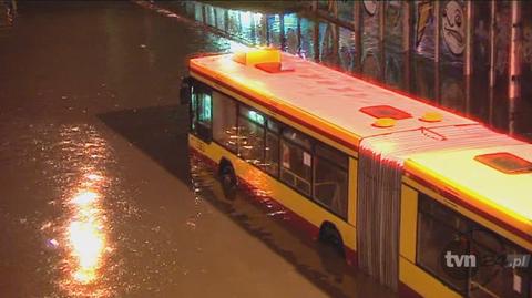 Trasa Toruńska w stolicy zmieniła się w rzekę (TVN24)